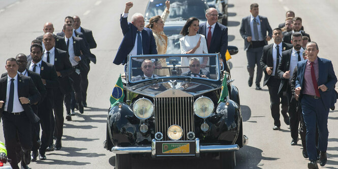 Lula mit Frau in Brasilia lächeln aus einem offenen Auto