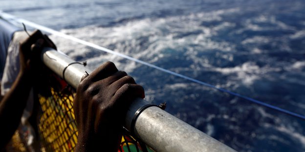 Hände an der Reeling eines Schiffs von „Ärzte ohne Grenzen“