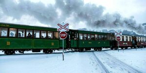 Eine altertümlicher Zug in einer Schneelandschaft