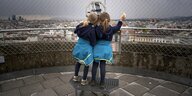 Zwei Kinder an einem Fernrohr an einem Aussichtspunkt