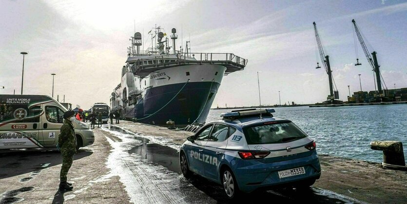 Ein großes Rettungsschiff steht in einem Hafen