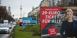 Wahlplakate stehen auf einer Straße in Berlin