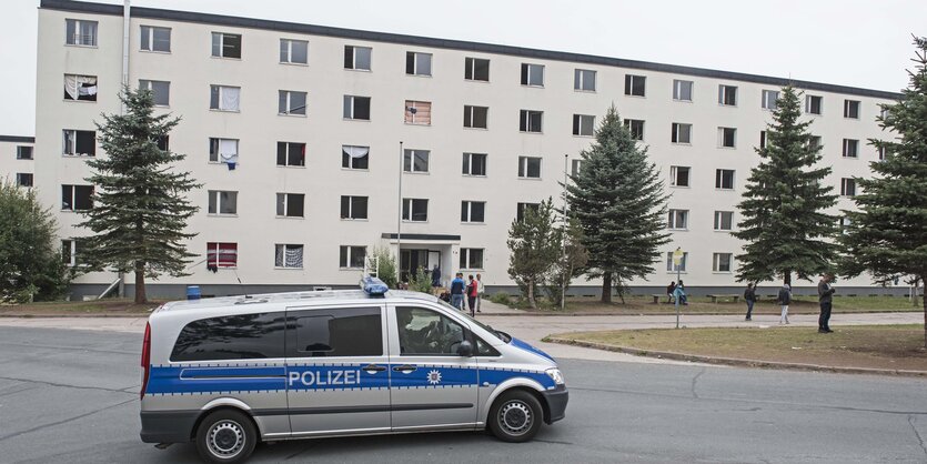 Ein Polizeifahrzeug vor einem Gebäude