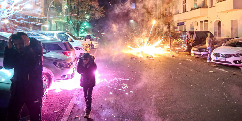 Heftiges Feuerwerk in der Silvesternacht in Berlin-Neukölln