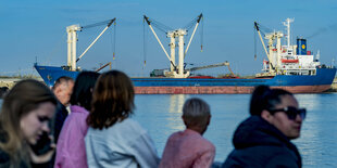 Ukrainischer Hafen mit Kränen und Schiff.