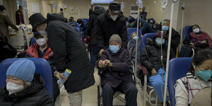 Alte Menschen im chinesischen Krankenhaus werden von Verwandten versorgtg
