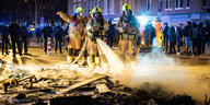 Die Feuerwehr löscht eine Brandstelle in Berlin-Neukölln