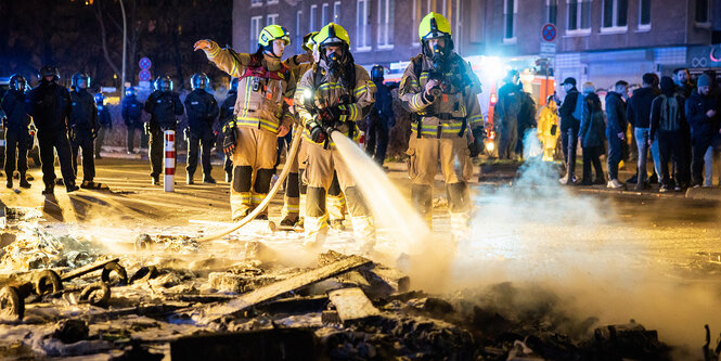 Die Feuerwehr löscht eine Brandstelle in Berlin-Neukölln