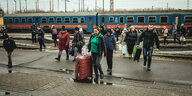 Reisende verlassen den Bahnhof in Záhony