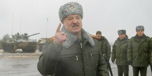 Alexander Lukaschenko gestikuliert