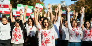 Teilnehmer*innen einer Demo in Berlin zeigen sich solidarisch mit den Kämpfen gegen das Mullah-Regime im Iran