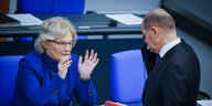 Scholz steht vor Lambrecht im Bundestag, sie sitzt