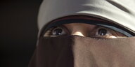 Niqab, von einer Frau getragen.