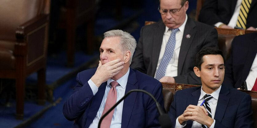 Kevin McCarthy hält sich die Hand vors Gesicht