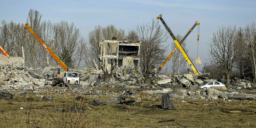 Baukräne arbeiten an einer Ruine