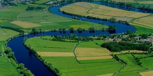 Die Eider schlängelt sich durch die Landschaft