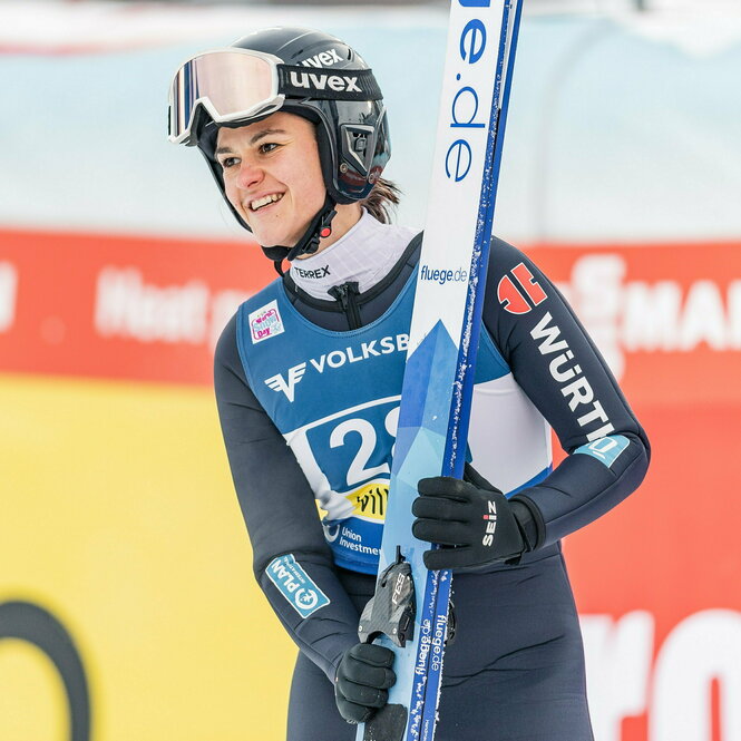 Luisa Görlich mit Skiern im Ziel