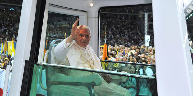 Der Papst im Papamobil im Olympiastadion