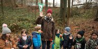 Kinder mkt Lehrer im Wald
