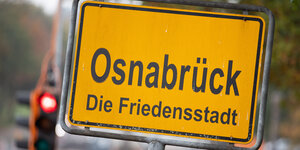 Ortschild von Osnabrück mit der Unterzeile "Die Friedensstadt"