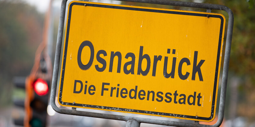 Ortschild von Osnabrück mit der Unterzeile "Die Friedensstadt"