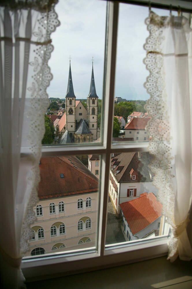 Der Ausblick aus dem Turm zeigt die Stadt Bad Wimpfen