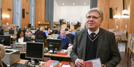 Landeswahlleiter Stephan Bröchler steht bei einem Pressetermin zum Beginn der Briefwahl für die Wiederholungswahlen am 12. Februar im Rathaus Zehlendorf.