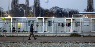 Eine Containersiedlung, im Hintergrund der Berliner Fernsehturm