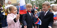 Schulkinder mit russischen Fahnen