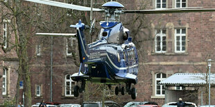 Ein Polizeihubschrauber landet