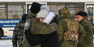 Soldaten verabschieden sich mit Umarmungen von ihren Angehörigen. Szene aus Omsk vom 6. Januar 2023