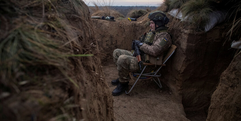 Ein Soldat im Schützengraben