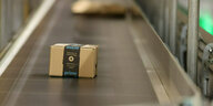 Ein Paket von Amazon rollt übers Band