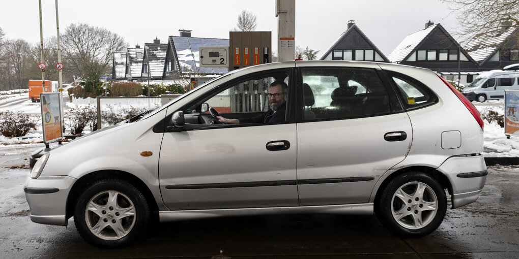 Ein Mann im Auto