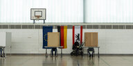 Wahlurnen stehen in einer Turnhalle