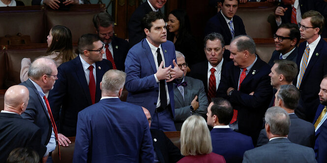 Matt Gaetz umringt von anderen Parlamentariern