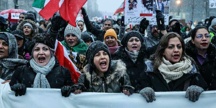 Eine überwiegend weibliche Menschenmenge demonstriert