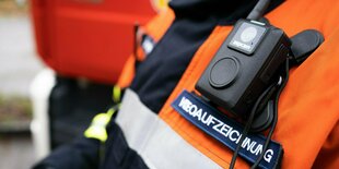 Bodycam an der Brust eines Feuerwehrmanns