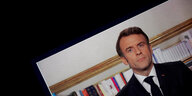 Emmanuel Macron auf einem Bildschirm