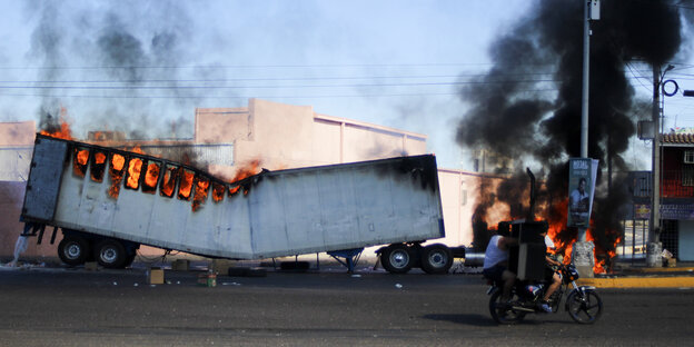 Ein brennender Lastwagen auf den Straßen von Culiacán