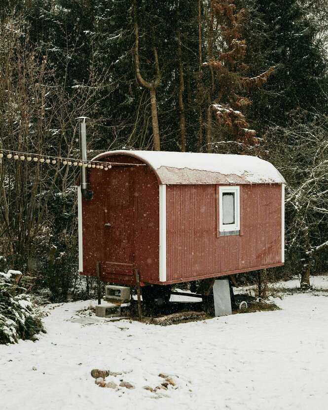 Ein Bauwagen in Schneelandschaft