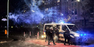 Polizisten werden mit Böller und Raketen beworfen
