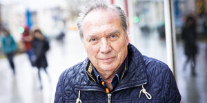 Der 74-jährige Uwe Bretthauer steht in der Fußgängerzone und blickt direkt in die Kamera.