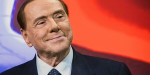 Silvio Berlusconi lächelt