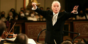 Dirigent Daniel Barenboim dirigiert