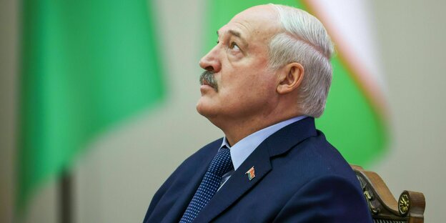 Präsident Alexander Lukashenko blickt nach oben