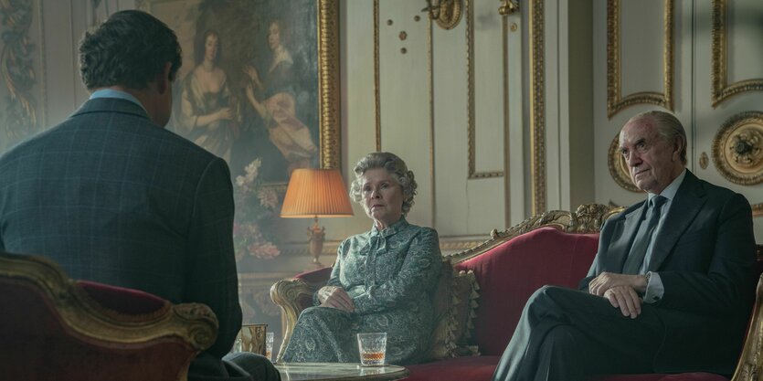 Filmszene aus "The Crown", eine alte Frau und ein alter Mann auf einer Couch