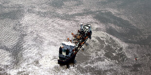 Ein Schiff mit Bagger auf der Elbe