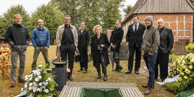 Besetzung und Macher der Serie "Das Begräbnis", von links nach rechts: Sebastian Schultz (Produzent), Jan Georg Schütte (Regie), Devid Striesow, Claudia Michelsen, Christine Schorn, Anja Kling, Charly Hübner, Lars Jessen (Produzent) und Thomas Thieme