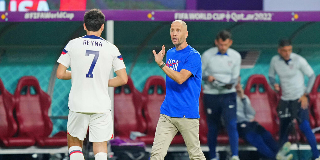 US-Trainer Gregg Berhalter und US-Profi Giovanni Reyna an der Seitenlinie